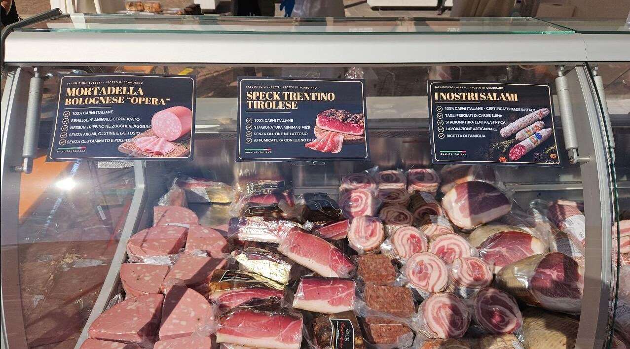 Vetrina con Mortadella Bolognese Opera, Speck Trentino Tirolese e salumi Qualità Italiana